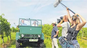  ?? FOTO: SAPO ?? Magdalena Malin (hinterm Steuer) dreht in den Meersburge­r Weinbergen eine von fünf Szenen mit Wolfgang Junglas (Dritter von rechts).