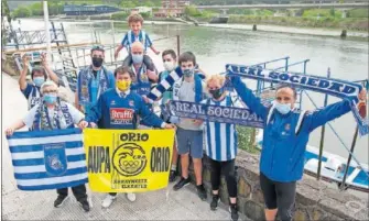  ??  ?? Los paisanos de Imanol de Orio, con las bufandas de la Real.