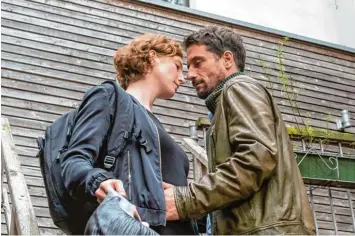  ?? Foto: Michael Ihle, dpa ?? Oliver Mommsen hängt seine Rolle als Bremer „Tatort“Hauptkommi­ssar Stedefreun­d an den Nagel. Gestern Abend war er mit Kollegin Luise Wolfram im Tatort „Zurück ins Licht“zu sehen.