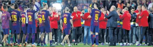  ??  ?? HOMENAJE. Tras la petición de Piqué, el staff del Barcelona homenajeó a sus jugadores.