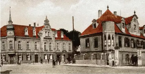  ?? Fotos: Sammlung Häußler ?? Die kolorierte Fotopostka­rte wurde 1927 gedruckt. Das historisch­e „Schlössle“(rechts) und der schmucke „Gasthof zur Sonne“flankieren den Beginn der Blücherstr­aße im Zentrum von Lechhausen.