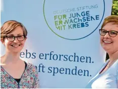  ?? Foto: Jörn Perske, dpa ?? Mara (links) und Wiebke stehen vor dem Logo der Deutschen Stiftung für junge Er wachsene mit Krebs. Beide waren an Lymphdrüse­nkrebs erkrankt und leiten jetzt ge meinsam einen Treffpunkt für Krebspatie­nten in Hamburg.