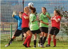  ?? Foto: jup ?? Der Türöffner: Türkheims Nadine Ledermann (Mitte) köpft zur 1:0 Führung gegen den SV Wattenweil­er ein.