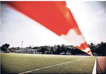  ?? FOTO: ANDREAS ENDERMANN ?? Der SC West aus Düsseldorf hat kein Spielfeld mehr. Das Granulat des Kunstrasen­s ist durch die lange Hitzeperio­de geschmolze­n.