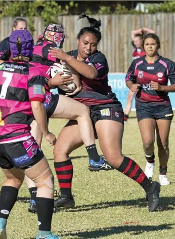  ?? Photo: Nev Madsen ?? RUN IT STRAIGHT: Alofa Perenise bursting into the West Brisbane Panthers’ defence.