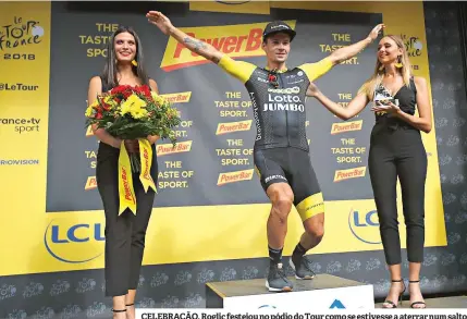  ??  ?? CELEBRAÇÃO. Roglic festejou no pódio do Tour como se estivesse a aterrar num salto