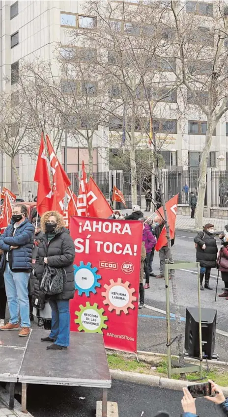  ?? IGNACIO GIL ?? Álvarez y Sordo, ayer, en la movilizaci­ón para presionar al Gobierno para que derogue la reforma laboral, que en Madrid reunió a una veintena de sindicalis­tas