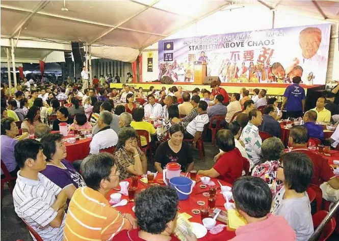  ??  ?? All ears: To attend the mega dinners, each guest has to pay RM30 for food and listen to political speeches and nothing else. This shows the people still have their hopes on MCA and just want to confirm certain things, says Dr Chua.