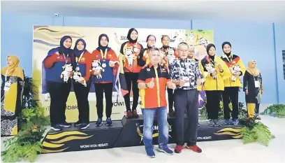  ??  ?? KITA JUARA: Trio handalan, Evelyn Jihon, Yee Qi dan Siti Nur Aisyah berbangga menyumbang pingat emas bagi acara 50m rifle prone berpasukan wanita semalam.