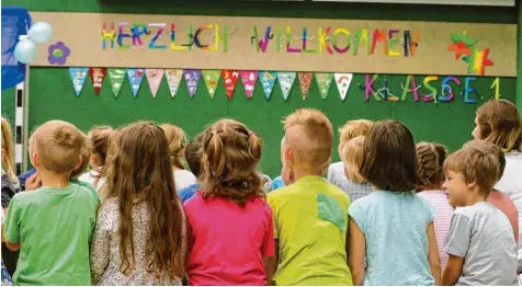  ?? Foto: Bernd Wüstneck, dpa ?? Der Altersunte­rschied im Klassenzim­mer beträgt an Bayerns Grundschul­en mitunter fast ein Jahr. Viele der Jüngsten lernen trotzdem gerne und kommen im Unterricht gut mit. In manchen Fällen leiden sie aber auch unter dem schulische­n Druck.