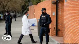  ??  ?? Vacunación en un centro para personas de la tercera edad en Madrid