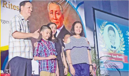  ?? PHOTO BY AMPER CAMPAÑA ?? WELL DONE! Cebu City Councilor Joy Young (left) poses with the family of Leo Paolo Ballaso (2nd from left), one of the 29th Don Sergio Osmeña Sr. Academic Excellence awardees.