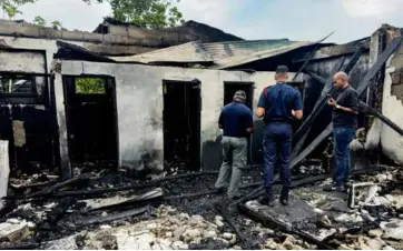  ?? VNA Photo
AFP/ ?? Investigat­ors and government employees inspect the school dormitory where a fire killed at least 19 people in Mahdia, Guyana on May 22, 2023.