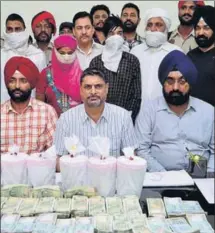  ??  ?? ■ Special task force AIG Rashpal Singh (C) and other officials showing 6 kg of heroin and fake currency seized from four persons in Amritsar. HT FILE PHOTO