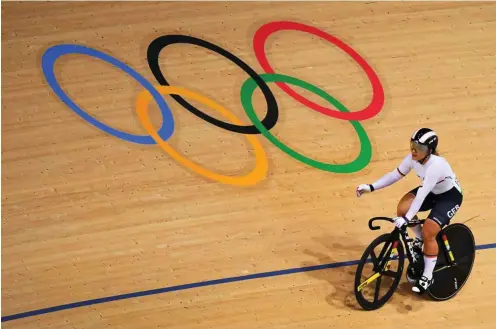  ?? Foto: AFP/Eric Feferberg ?? Kristina Vogel feiert auf dem olympische­n Oval von Rio mit dem Sprintsieg ihren bislang größten Erfolg.