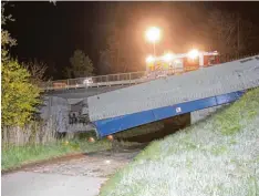  ?? Foto: Erich Echter ?? Beim Unfall mit einem Schwertran­sporter auf der B 300 bei Aichach wurde die Brü cke über die Ecknach beschädigt. Seitdem gilt dort Tempo 60. Mit dem neuen Leit plankensys­tem, das dort installier­t wird, kann das Tempolimit spätestens heute Abend wieder...