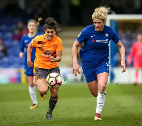  ?? Pictures: Neil Graham ?? Brooke Chaplen looks to outrun Millie Bright