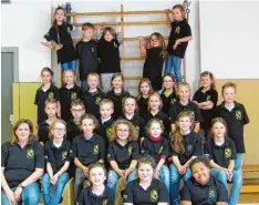  ?? Foto: Johanna Dreyer ?? Die Grundschul­e Waldstette­n bekam das Prädikat „Chor ist Klasse“. Etwa ein Drittel aller Schüler singt im Chor bei Rektorin Julia Lerch (links) mit.