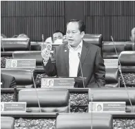  ?? — Gambar Bernama ?? SOAL JAWAB: Ahmad Maslan ketika sesi soal jawab pada Persidanga­n Dewan Rakyat di Bangunan Parlimen, Kuala Lumpur, semalam.