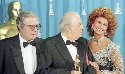  ??  ?? Oscar 1993, da sinistra: Mastroiann­i, Fellini e Sophia Loren a Los Angeles