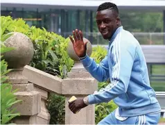  ?? GONZALO FUENTES/REUTERS ?? RILEKS: Benjamin Mendy tiba di kamp latihan timnas Prancis di Clairefont­aine (23/5).