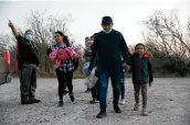  ?? Jerry Lara / Staff photograph­er ?? A Hidalgo County deputy constable directs migrant families to a Border Patrol processing site last month.