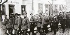  ?? Foto: Stadtarchi­v Günzburg ?? Rund 2500 Tote an der Westfront: Die Männer des 12. Königlich-bayerische­n Infanterie­regiments, die überlebt hatten, kehrten am 16. Dezember 1918 nach Günzburg zurück. Dort wurde das Regiment aufgelöst.