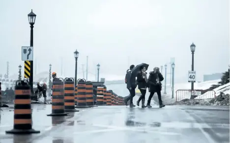  ?? BOB TYMCZYSZYN/STANDARD STAFF ?? Heavy mist and fog obscured the best views for visitors to Table Rock in Niagara Falls on Monday.