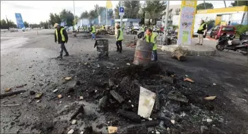  ?? (Photo Frank Muller) ?? Dimanche, les Gilets jaunes avaient commencé à nettoyer les dégradatio­ns commises dans la nuit.