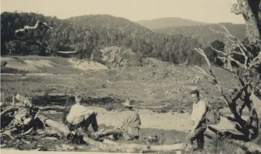  ?? GOLDEN BAY MUSEUM ?? Ivan Rankin, left, Frank Bruning and Dr Louis Potaka at Canaan, on top of Tākaka Hill.