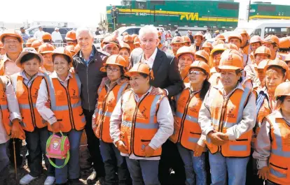  ??  ?? Banderazo de obra al tren de carga, el Cicob y el entronque Peñón-Texcoco para el desarrollo del NAIM.