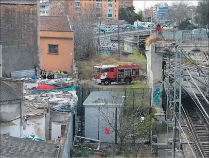  ?? JOSEP LAGO / AFP ?? Rincones de miseria. El siniestro se originó en unas instalacio­nes ferroviari­as abandonada­s desde hace décadas ubicadas frente a las naves donde viven numerosos chatarrero­s. Todo a los pies del Teatre Nacional de Catalunya.