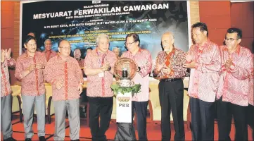  ??  ?? Abang Jo (fourth right) launches the joint TGM. He is flanked by Awang Tengah on his right and Asfia. From left are Ripin, Henry, Dr Abdul Rahman, and Hasbi.