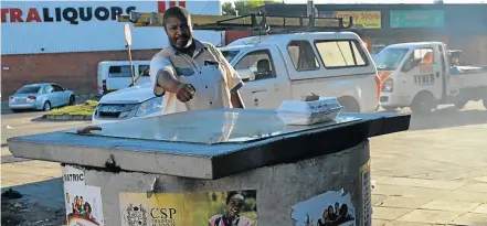  ?? Picture: ANDISA BONANI ?? WHAT NOW? DA councillor Zuko Mandile points out where a T-switch blew in Robinson Road, Komani, leaving a section of the CBD and Westbourne without power for several hours on Monday