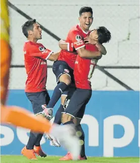  ?? AP ?? Pibe. Lucas González en brazos. Hizo el primer gol de Independie­nte