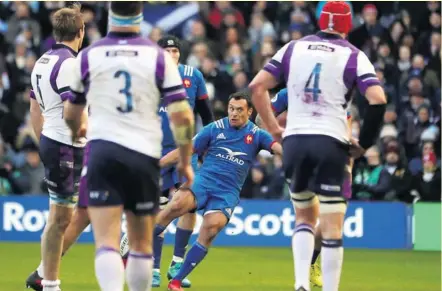  ?? Photo Midi Olympique - Patrick Derewiany ?? Six ans après sa dernière apparition, l’ouvreur lyonnais, Lionel Beauxis faisait son retour sous le maillot Bleu. Il s’est illustré en faisant joué ses partenaire­s et surtout avec ses passes volleyées.