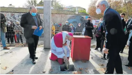  ?? FOTOS: ALBERTO DOMÍNGUEZ ?? El obispo de Huelva coloca la primera piedra de la parroquia Cristo Sacerdote.