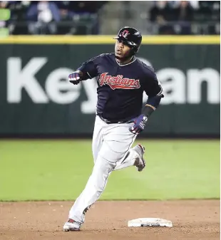  ?? AP ?? Edwin Encarnació­n recorre las bases luego de disparar el segundo de sus dos jonrones en el choque de ayer.