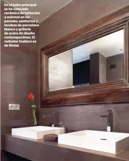  ??  ?? En el baño principal se ha colocado cerámica de imitación a mármol en las paredes, sanitarios y lavabos de porcelana blanca y grifería de acero de diseño contemporá­neo. El radiador toallero es de Rintal. LOS BAÑOS SE HAN REVESTIDO DE MATERIALES NOBLES QUE MEJORAN LA ATMÓSFERA