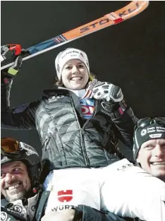  ?? Foto: Michael Kappeler, dpa ?? Auf den Schultern ihrer Teammitgli­eder feiert Viktoria Rebensburg die Silbermeda­ille und damit das erste deutsche Edelmetall in Are.