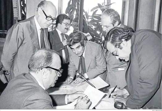  ?? EFE ARCHIVO ?? Manuel Fraga; Laureano López Rodó, Gabriel Cisneros, José Pedro Pérez Llorca y Gregorio Peces Barba en la Comisión Constituci­onal.
