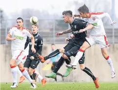  ?? FOTO: FALK JANNING ?? Justin Kinjo (ganz rechts) kommt vor seinen Gegenspiel­ern an den Ball und köpft zum 2:2 ein. Leander Goralski schaut gebannt zu.