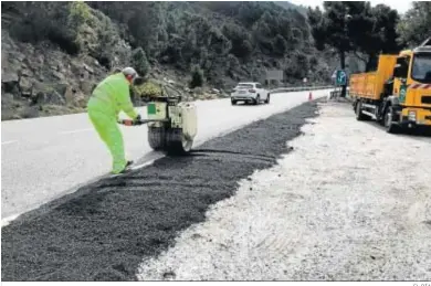  ?? EL DÍA ?? Trabajos de conservaci­ón en una carretera.