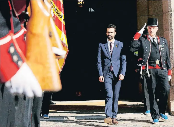  ?? AFP ?? Roger Torrent pasó revista a la formación de gala de los Mossos en la puerta del Parlament después de su elección como presidente de la Cámara