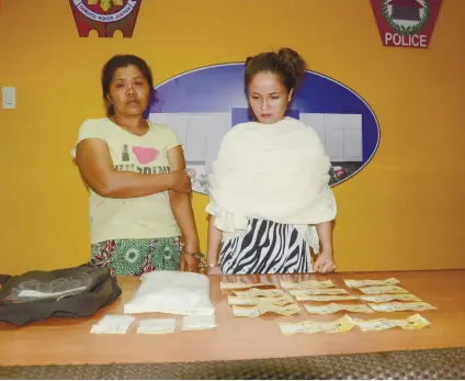  ?? SUNSTAR FOTO / ALAN TANGCAWAN ?? SHABU QUEEN? Suspect Mheacy Empasis (right) and Trinidad Lumactud were arrested last Wednesday night. Empasis reportedly took over her live-in partner's drug contacts and trade after he was jailed last July.