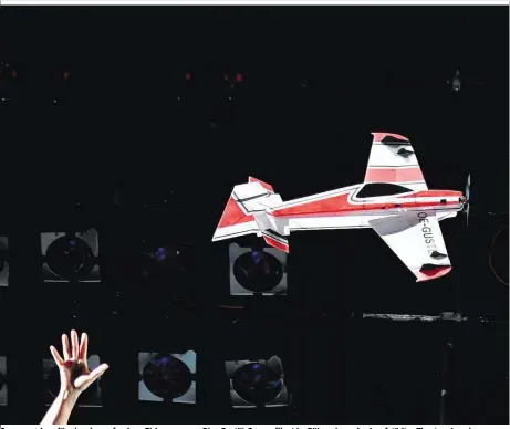  ??  ?? Szenenappl­aus für eine dazuerfund­ene Zirkusnumm­er: Die „Gustl“-Cessna fliegt im Bühnenhaus des Josefstädt­er Theaters Loopings