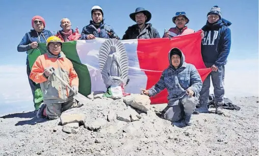  ?? /CORTESÍA: PARROQUIA DE SAN ANDRÉS APOSTOL ?? Alpinistas e integrante­s de la Hermandan del Padre Jesús en la cima