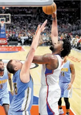  ??  ?? DeAndre Jordan (d) añadió a sus seis bloqueos, 16 tantos