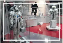  ?? ALEXANDER NATRUSKIN/REUTERS ?? Memórias. Trajes de astronauta­s no Museu da Cosmonáuti­ca (acima) e o caminho que leva à múmia de Lenin em seu mausoléu