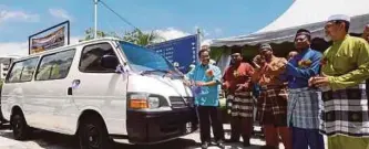  ??  ?? SHATIRI (kiri)merasmikan van kecemasan pada Majlis Jamuan Hari Raya anjuran persatuan penduduk di perkaranga­n Surau Nurul Iman Pangsapuri Subang Suria Seksyen U5, Shah Alam.